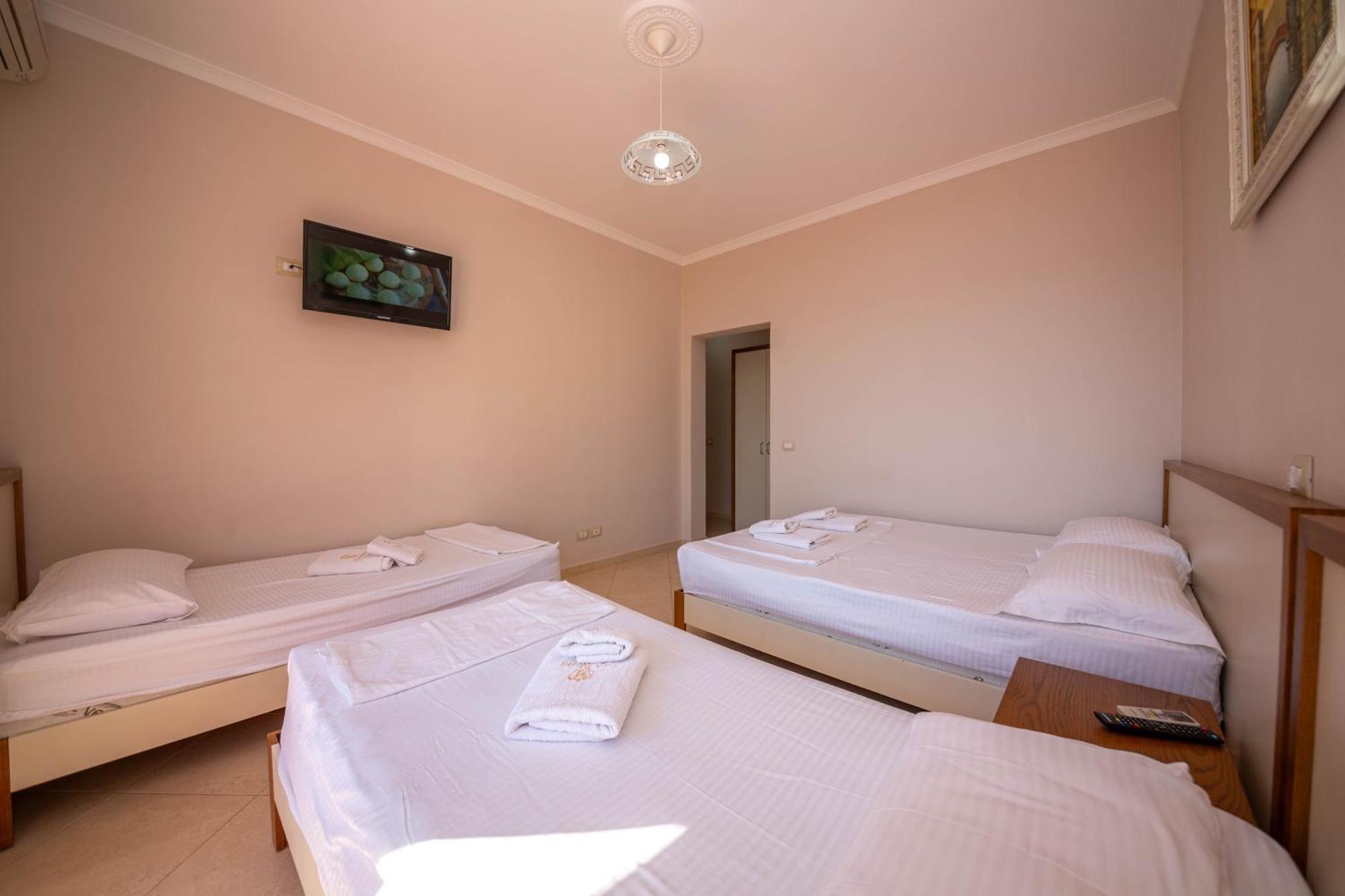 Hotel Vila Misiri ดูร์เรส ภายนอก รูปภาพ
